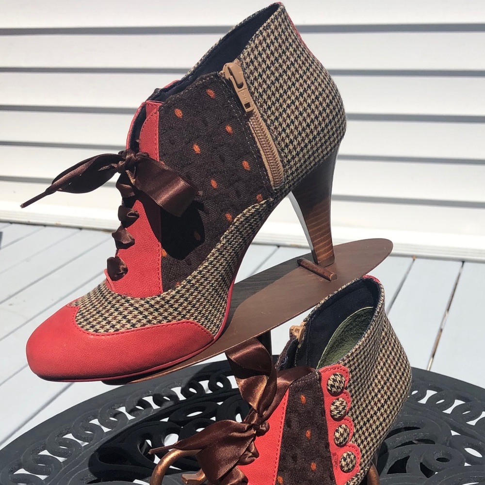 Like NEW Poetic License Betsy’s Button Red Booties